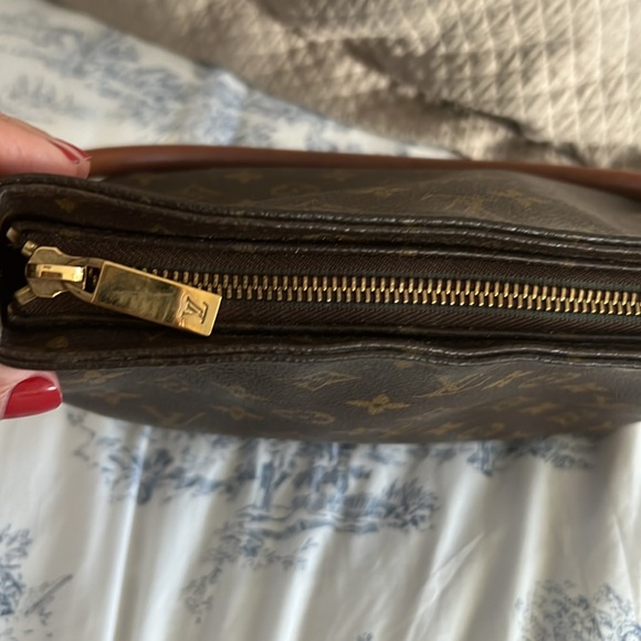 Authentic Louis Vuitton Monogram Looping MM Shoulder Bag. - Picture 8 of 14